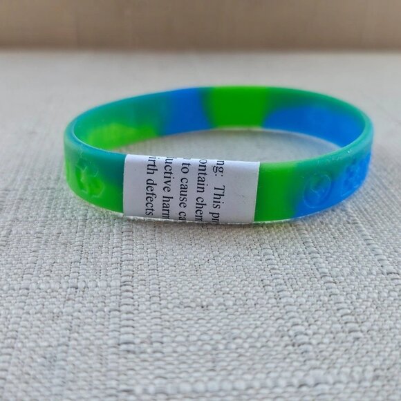 Earth Day Bracelet Blue/Green Rubber Stretched Unisex Wrist Band NWT Unbranded - Picture 7 of 9